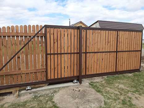 Откатные ворота с заполнением деревянным штакетником фото