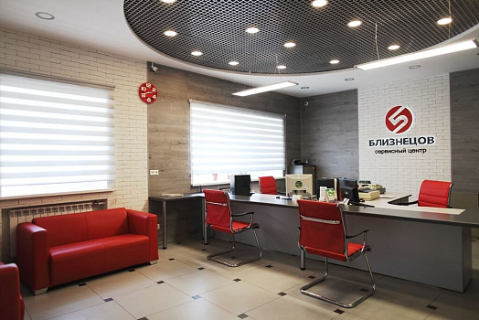 Установка классических жалюзи фактуры «Зебра» для сервисного центра «5 Близнецов» фото